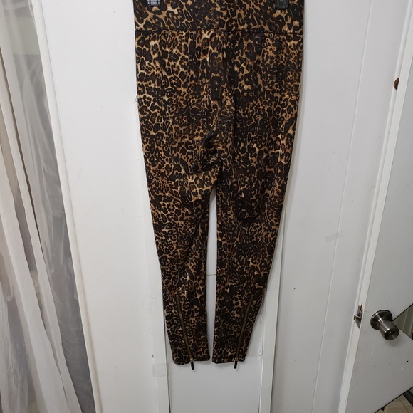 Animal Print Leggings w/Zipper & Wide Waistband - Picture 2 of 4